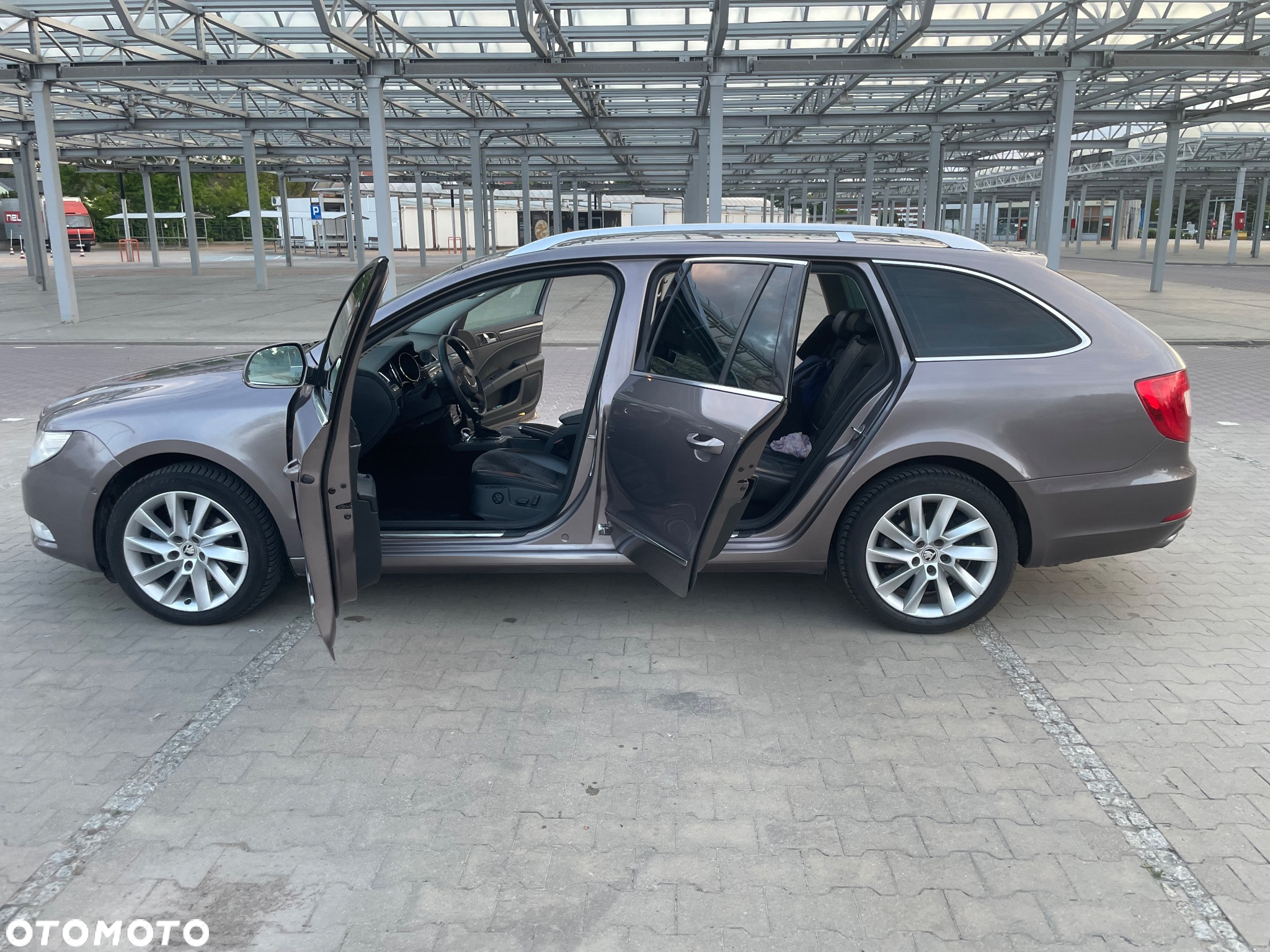 Skoda Superb 2.0 TDI Elegance DSG - 13