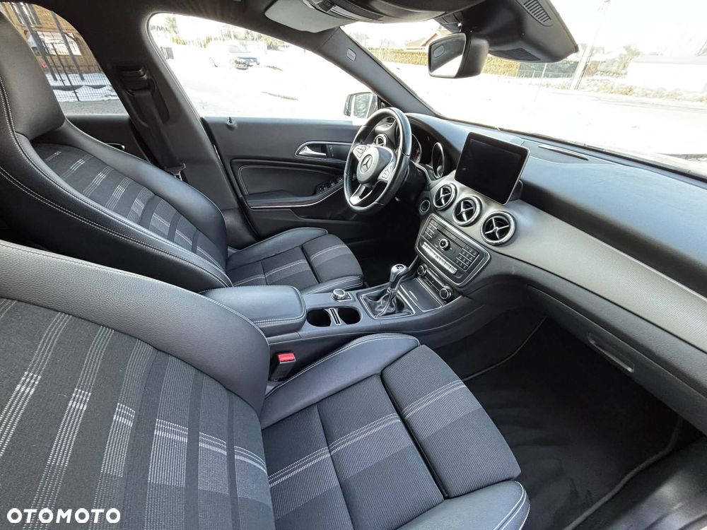 Mercedes-Benz CLA 180 Peak Edition - 20