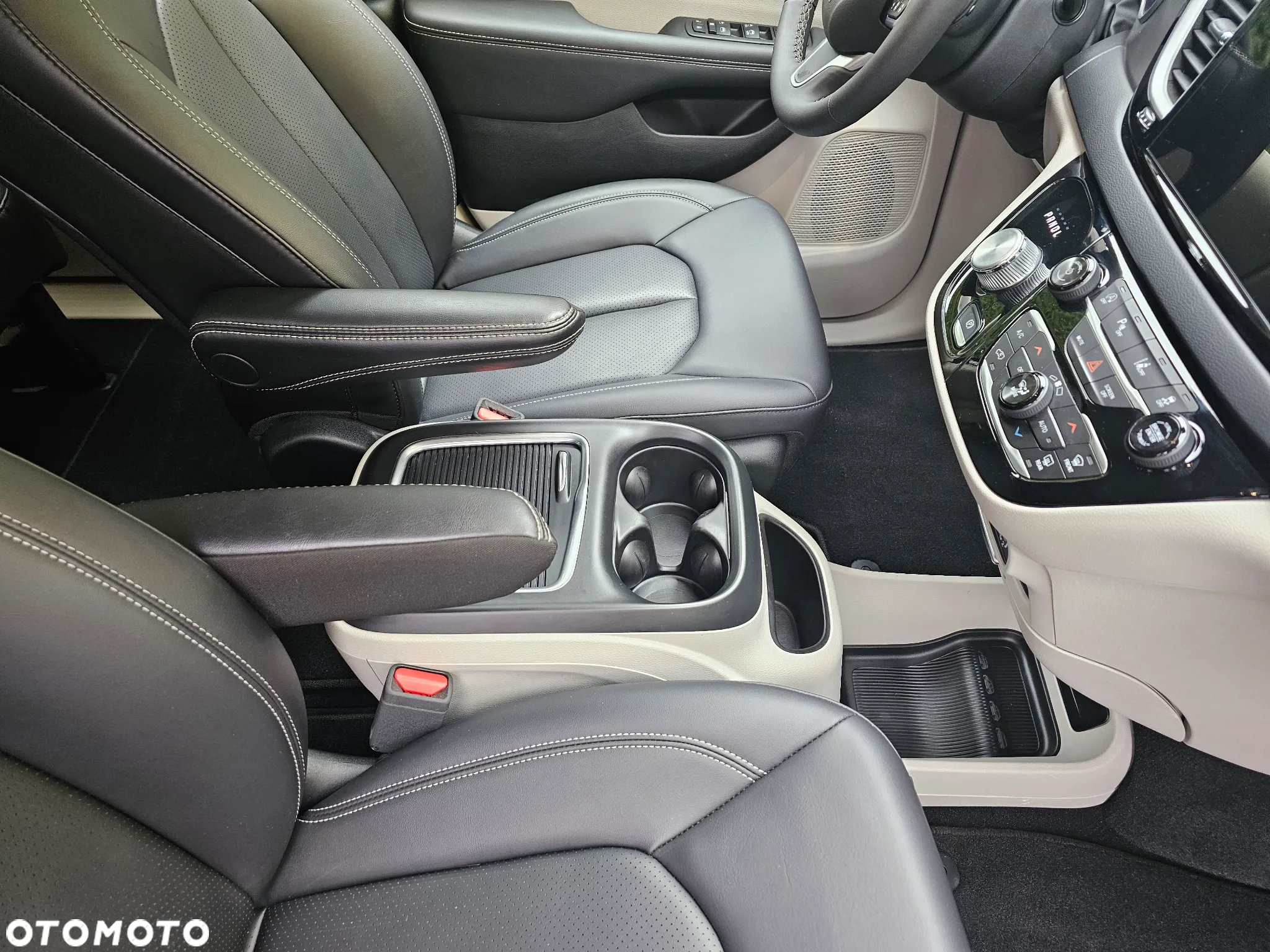Chrysler Pacifica - 11
