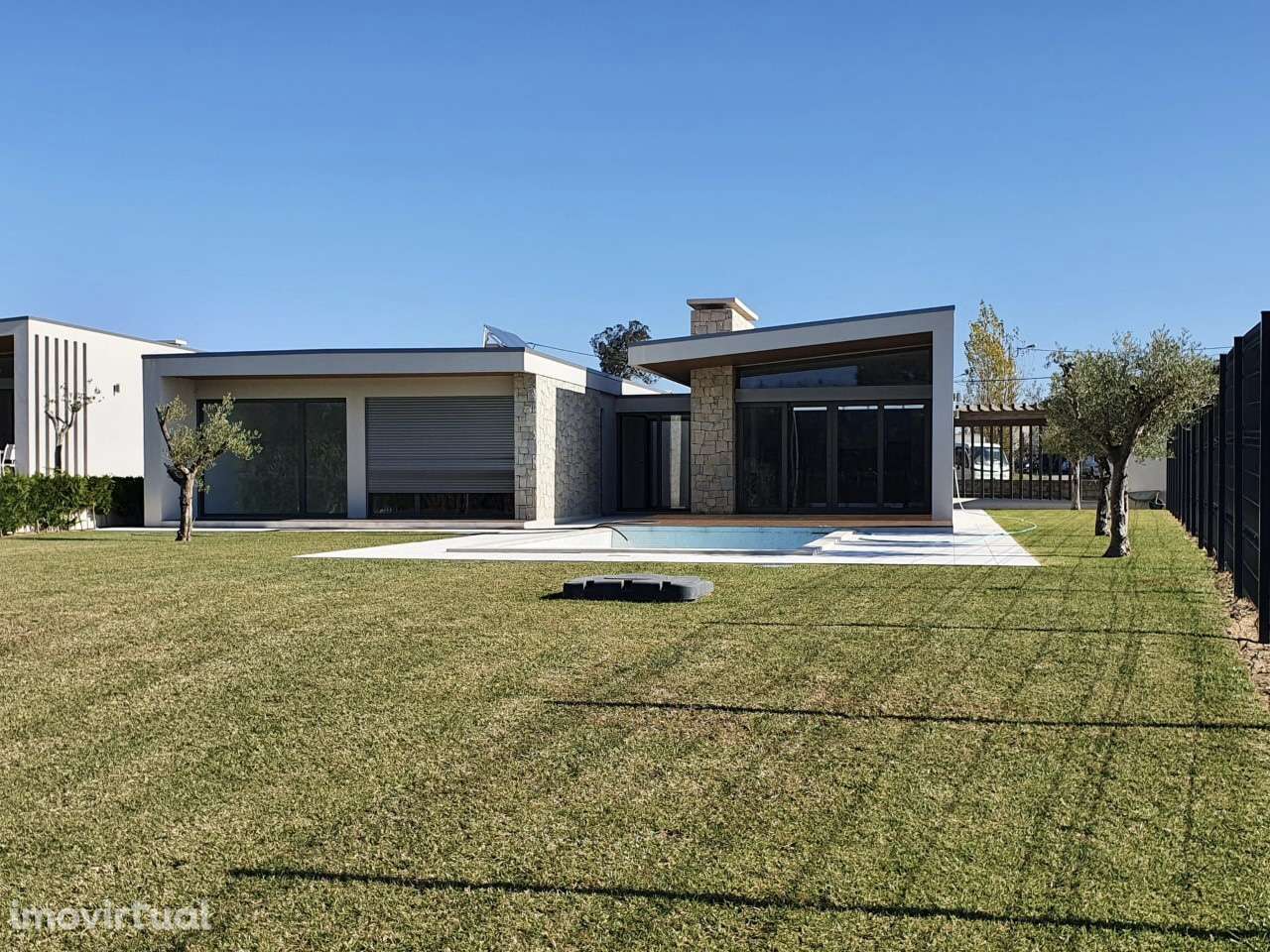 Moradia T4 contemporânea com piscina na zona de Coimbrão (Leiria) - Grande imagem: 3/13