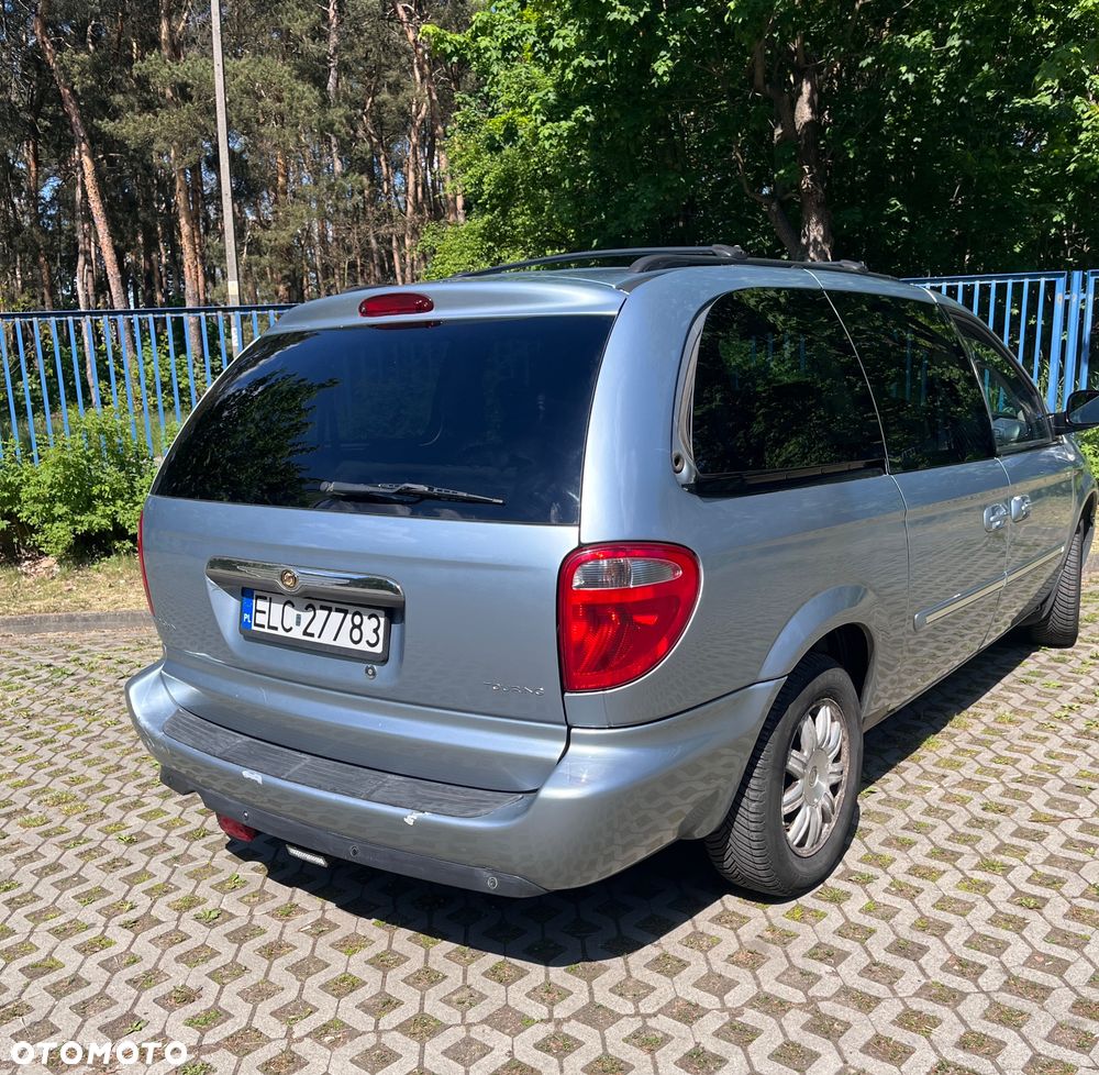 Chrysler Town & Country - 3