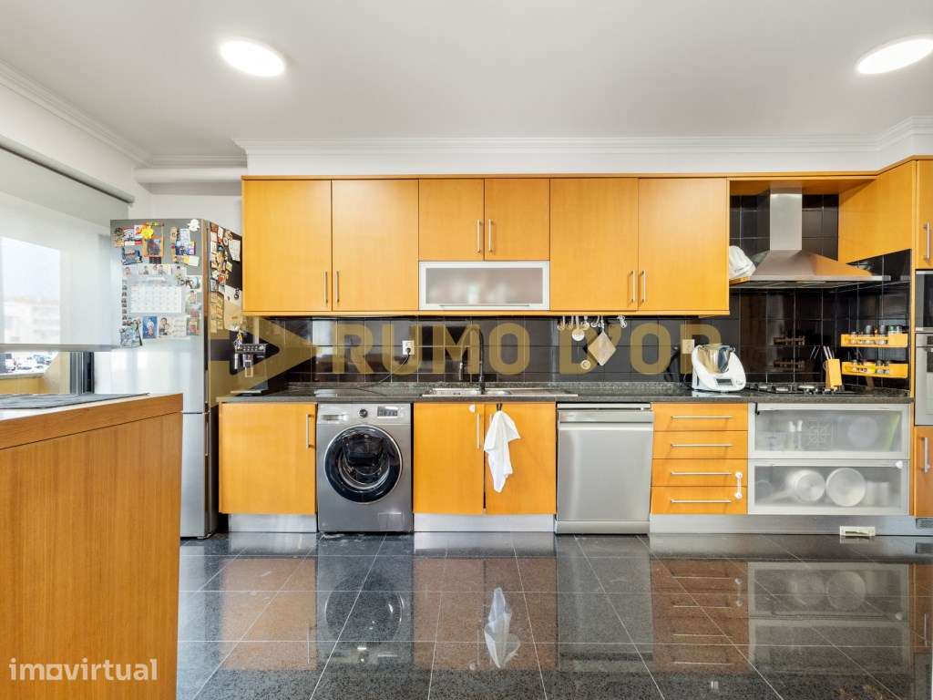 Exclusivo T3 em Condomínio Privado no Carregado com Terraço, Varand... - Grande imagem: 3/35