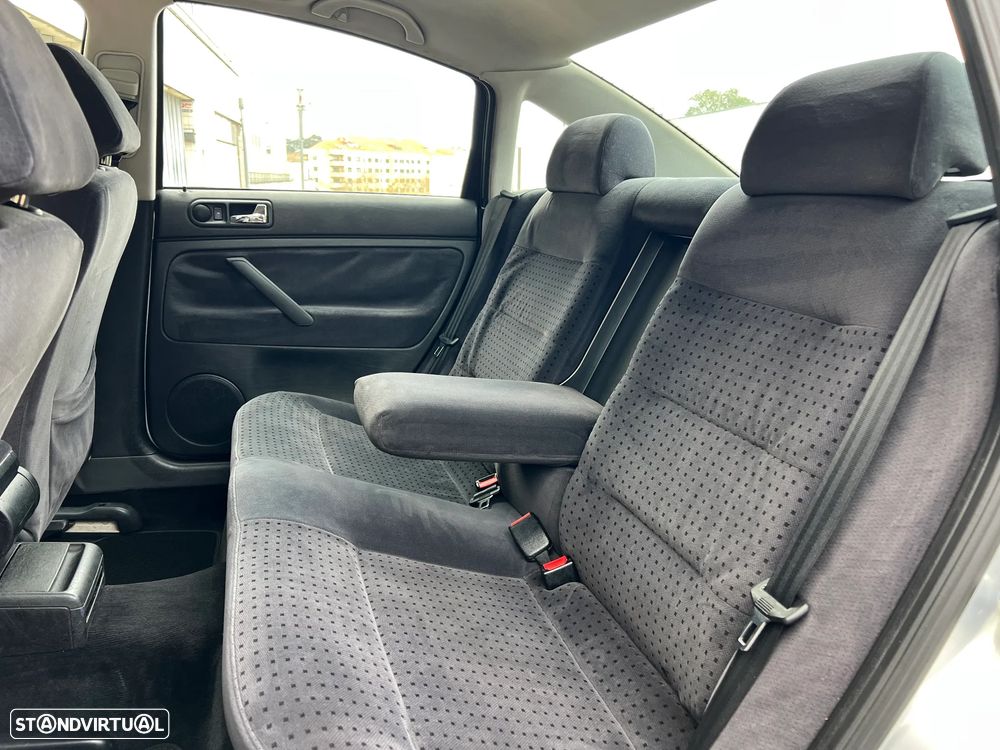 VW Passat 1.9 TDi Confortline - 24