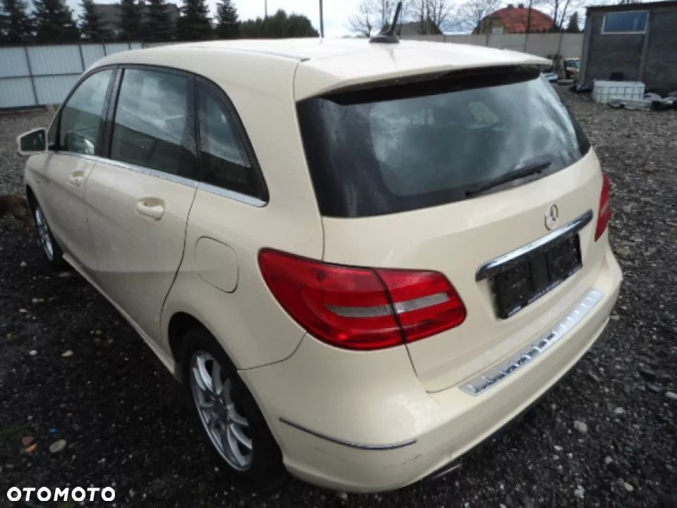 MERCEDES W246 B KLASA CWIARTKA BLOTNIK TYL L/R 623 - 1