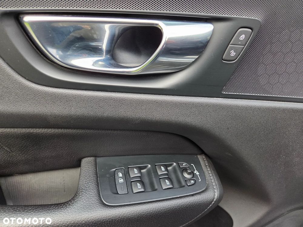 Volvo XC 60 D4 Momentum Pro - 33