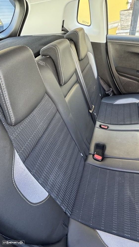 Peugeot 2008 1.2 PureTech Allure EAT6 - 11