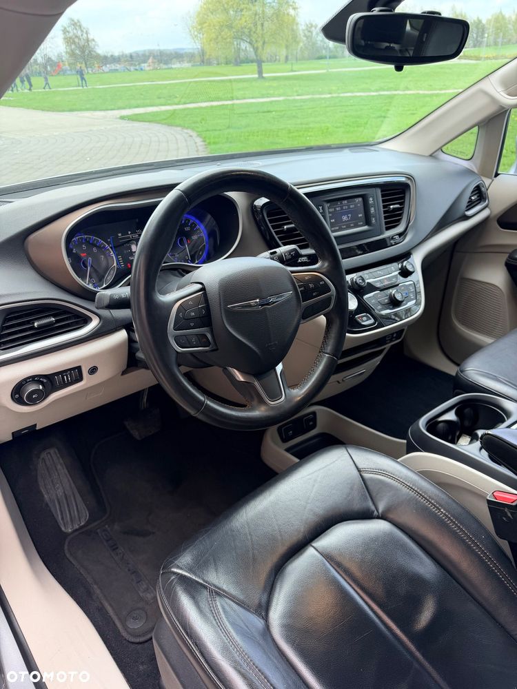 Chrysler Pacifica - 12