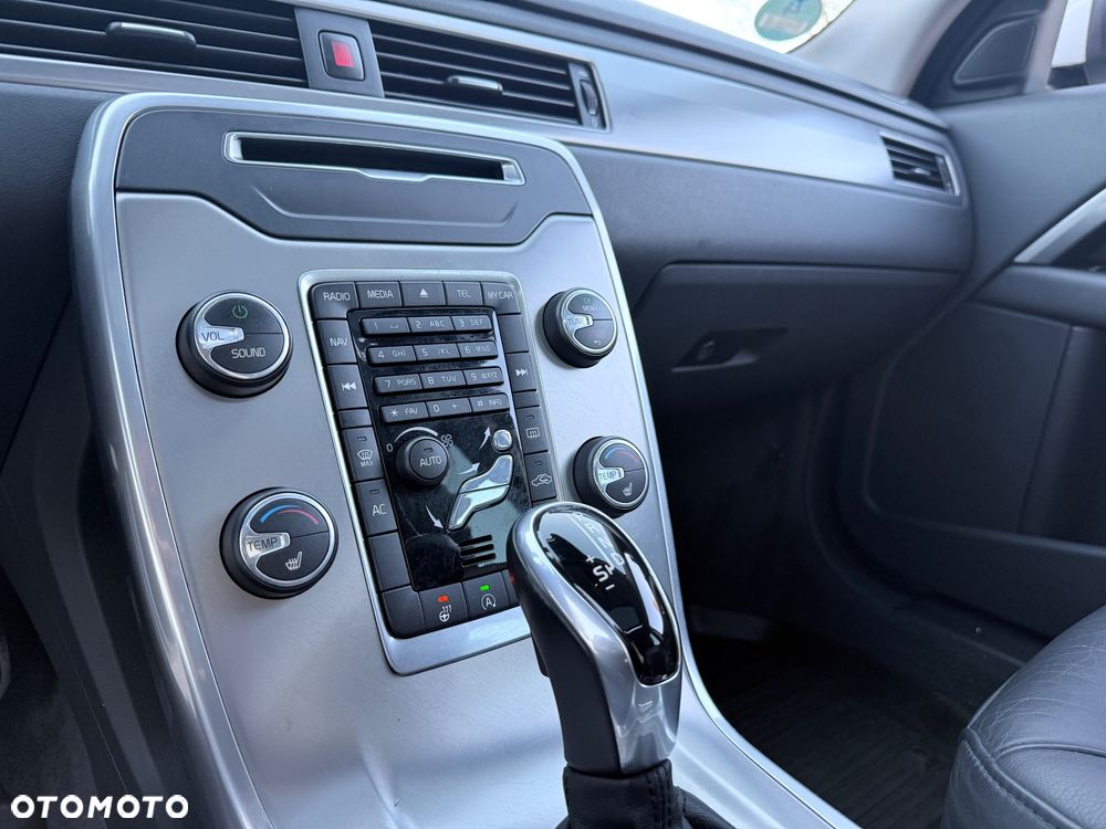 Volvo V70 D2 Momentum - 8