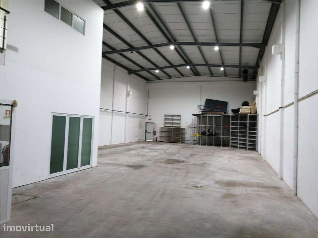 Armazém para alugar com logradouro em Vila do conde I Medispace