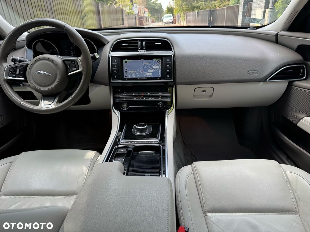 Jaguar XE ver-2-0-d-awd-portfolio - 13
