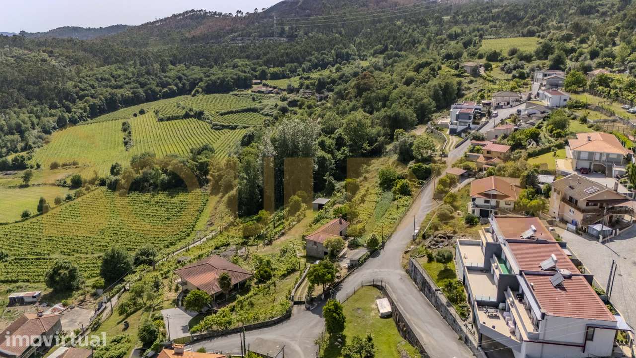 Moradia para restauro em Louredo - Grande imagem: 2/14