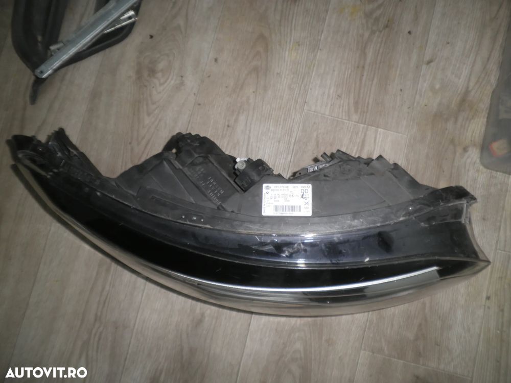 Far Dreapta Xenon Renault Kadjar 2017 260107171R ( urechi rupte ) - 2