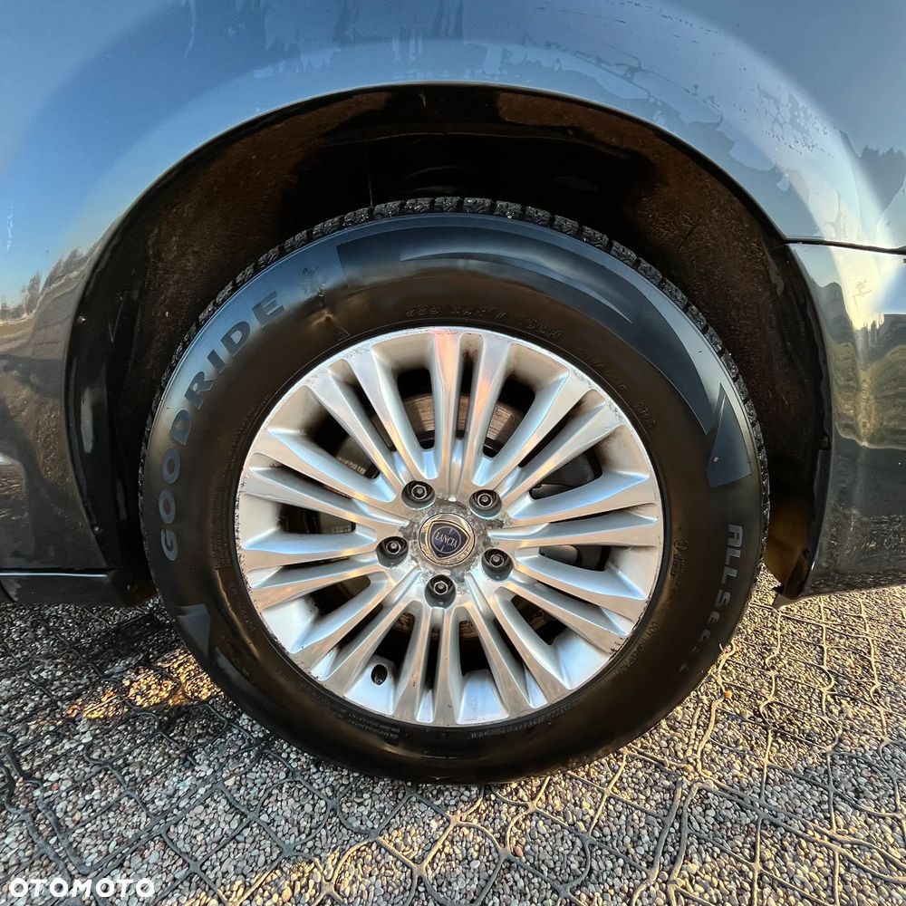 Lancia Voyager 2.8CRD Gold - 34