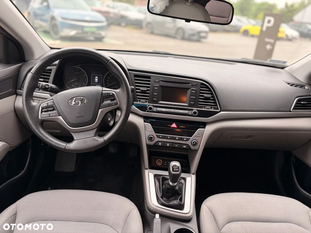 Hyundai Elantra 1.6 Comfort - 11