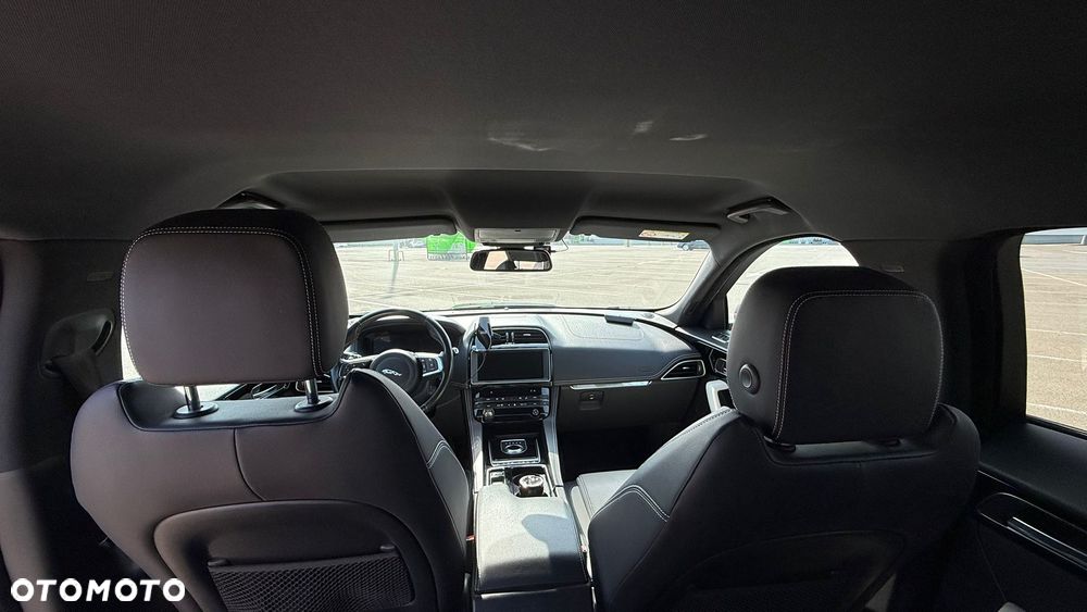 Jaguar F-Pace 2.0 i4D AWD R-Sport - 28