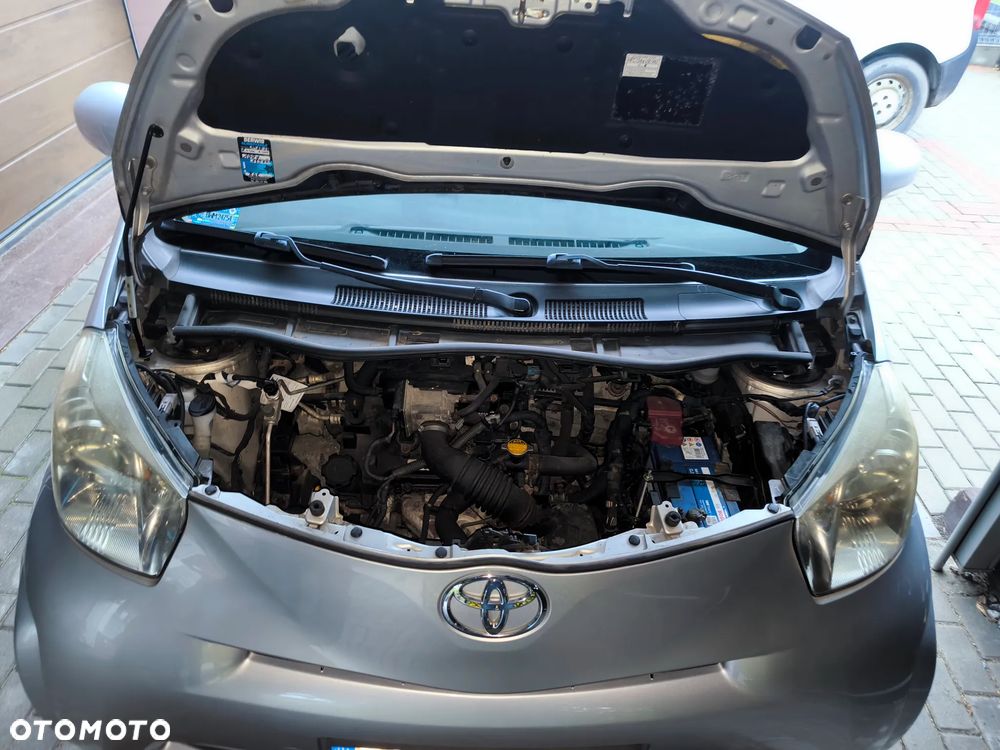 Toyota iQ - 10
