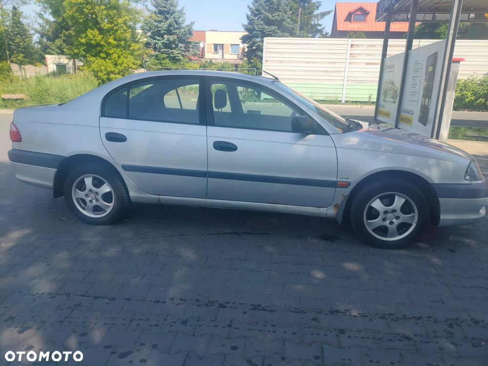 Toyota Avensis - 2