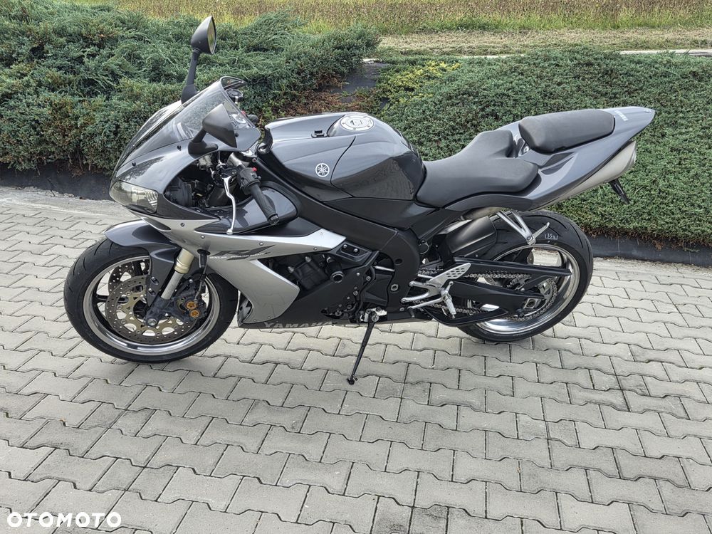 Yamaha R1 - 35