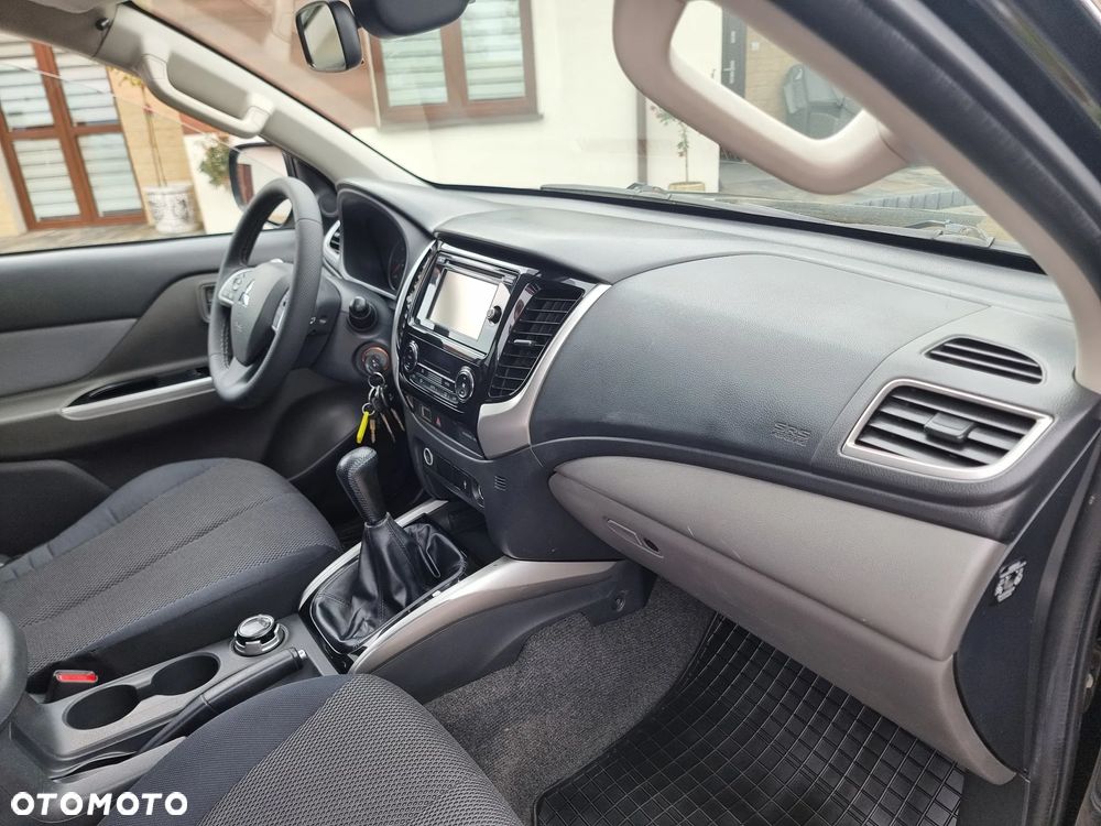 Mitsubishi L200 2.4 d DC Intense + - 14