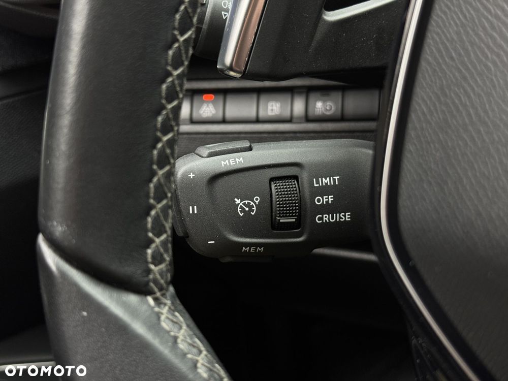 Peugeot 3008 1.6 PureTech Hybrid PHEV Allure S&S EAT8 - 24
