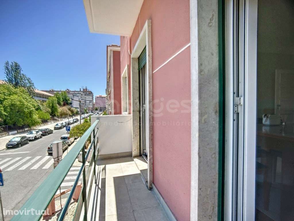 Apartamento T2 com varanda junto Av. Roma - Grande imagem: 2/18