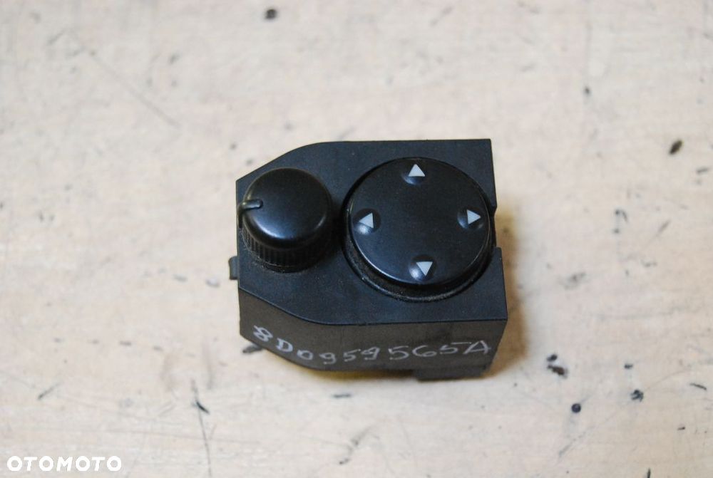PRZEŁĄCZNIK REGULACJI LUSTEREK 8D0959565A AUDI A3 8L - 4