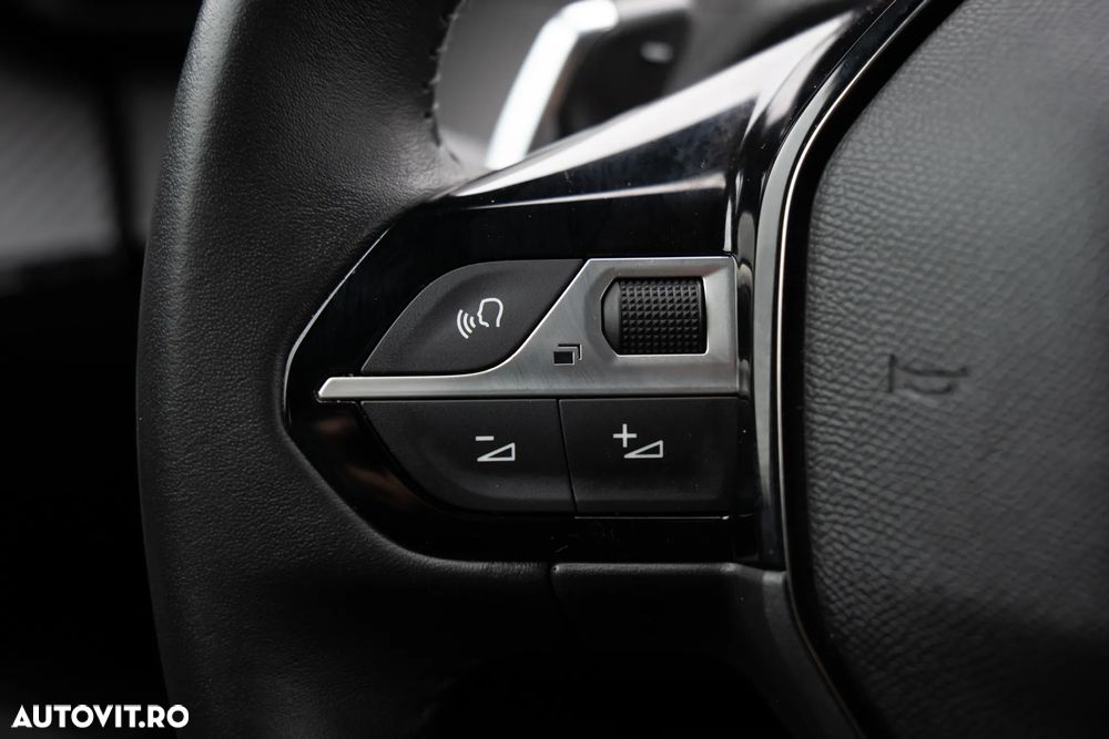 Peugeot 2008 1.2 L PureTech STT EAT8 Allure - 17