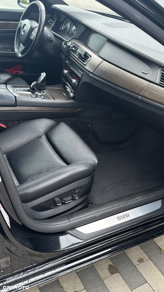 BMW Seria 7 750i - 12