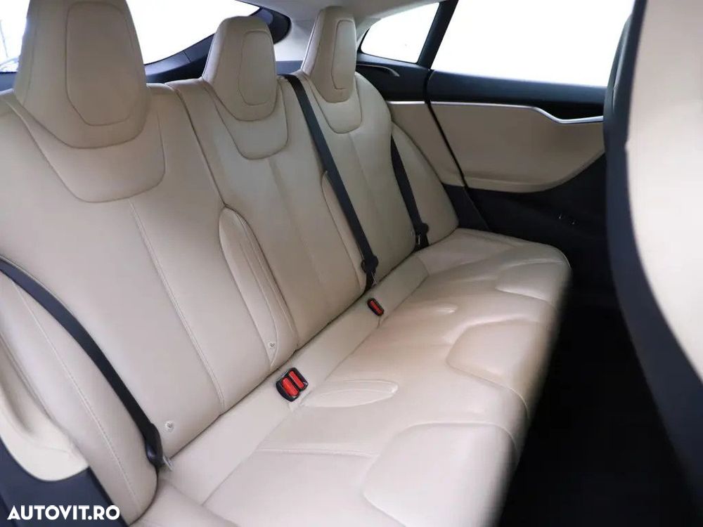 Tesla Model S - 6