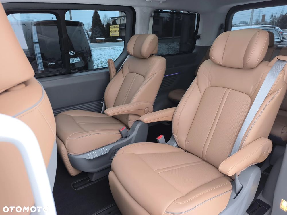 Hyundai Staria 1.6 T-GDI HEV Luxury - 16