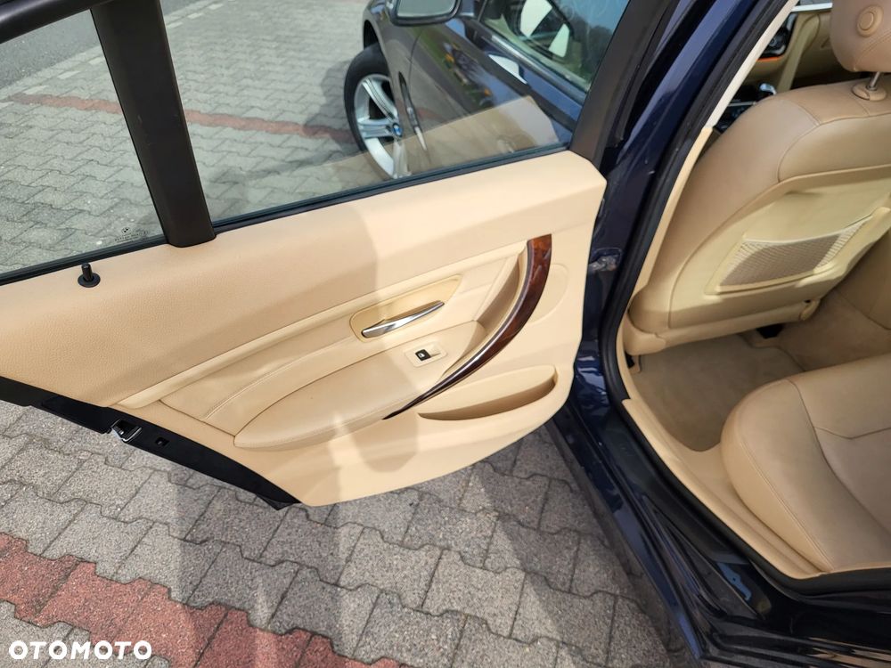 BMW Seria 3 328i xDrive - 13