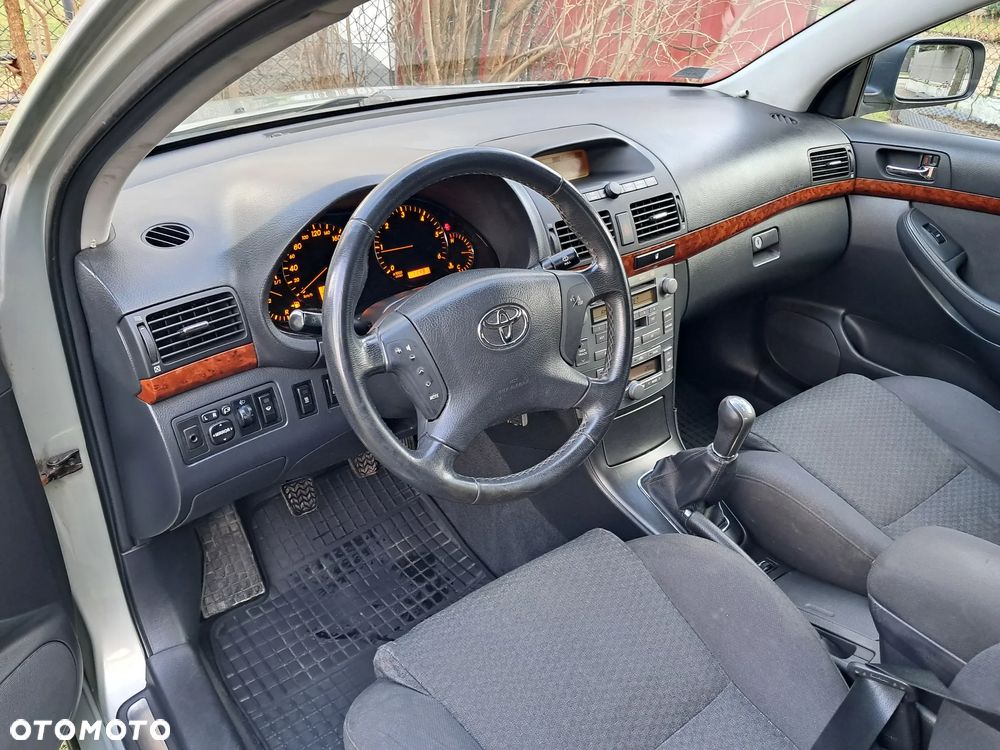 Toyota Avensis 2.0 D-4D - 10