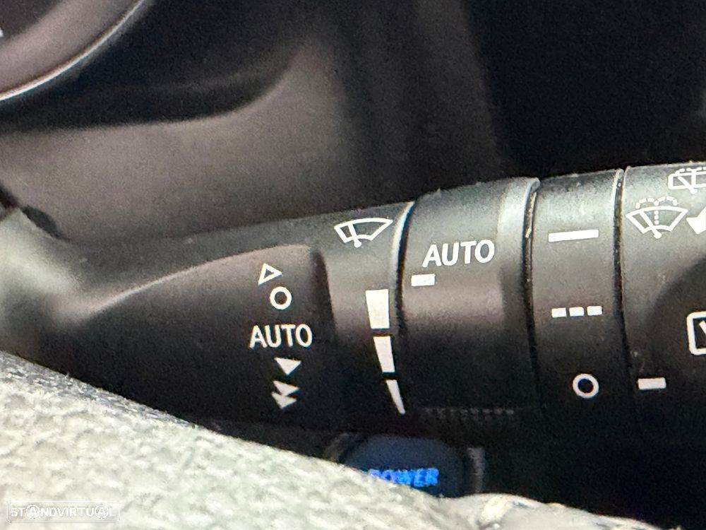 Toyota Auris Touring Sports 1.8 HSD Comfort+P.Sport - 25