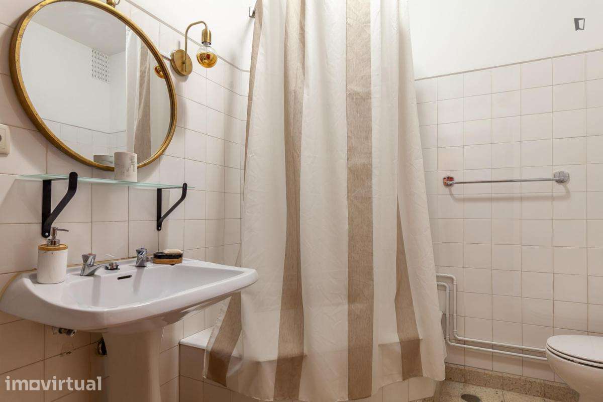 Quarto - localizado em Santo Ildefonso Porto - Grande imagem: 2/7