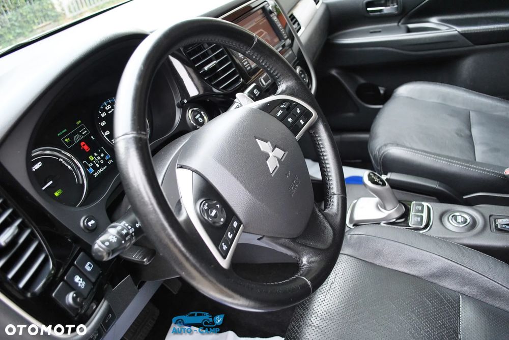 Mitsubishi Outlander Instyle NAVI + - 34
