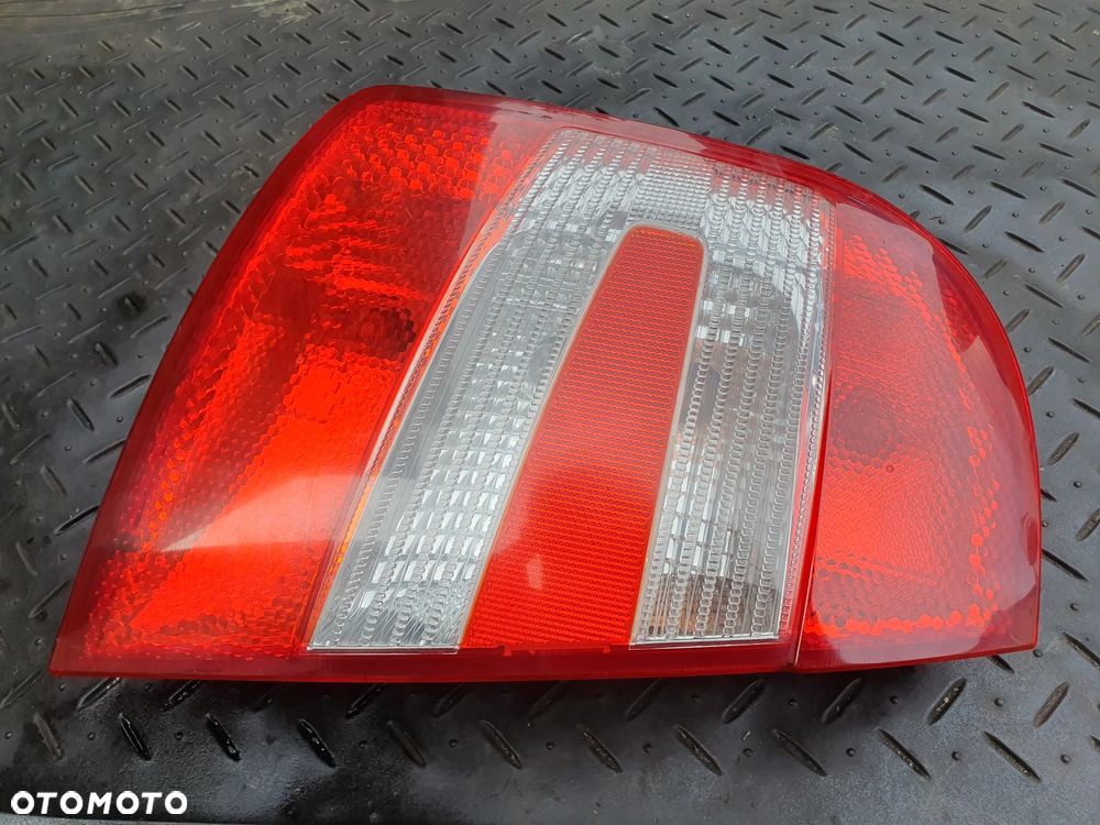 SKODA FABIA 04-07 KIFT HB LAMPA LEWY TYŁ LEWA TYLNA 6Y6945111B EUROPA + WTYCZKA INSTALACJA POSIADAM 2 SZT - 2