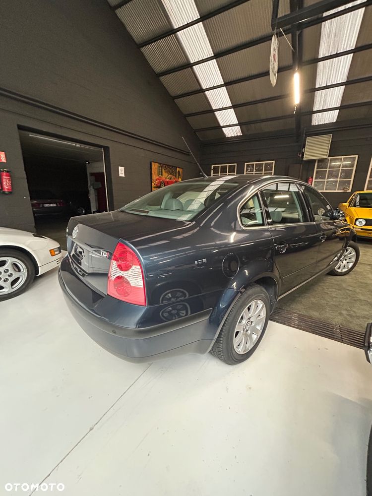 Volkswagen Passat - 4