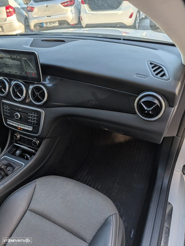 Mercedes-Benz CLA 180 d AMG Line - 12
