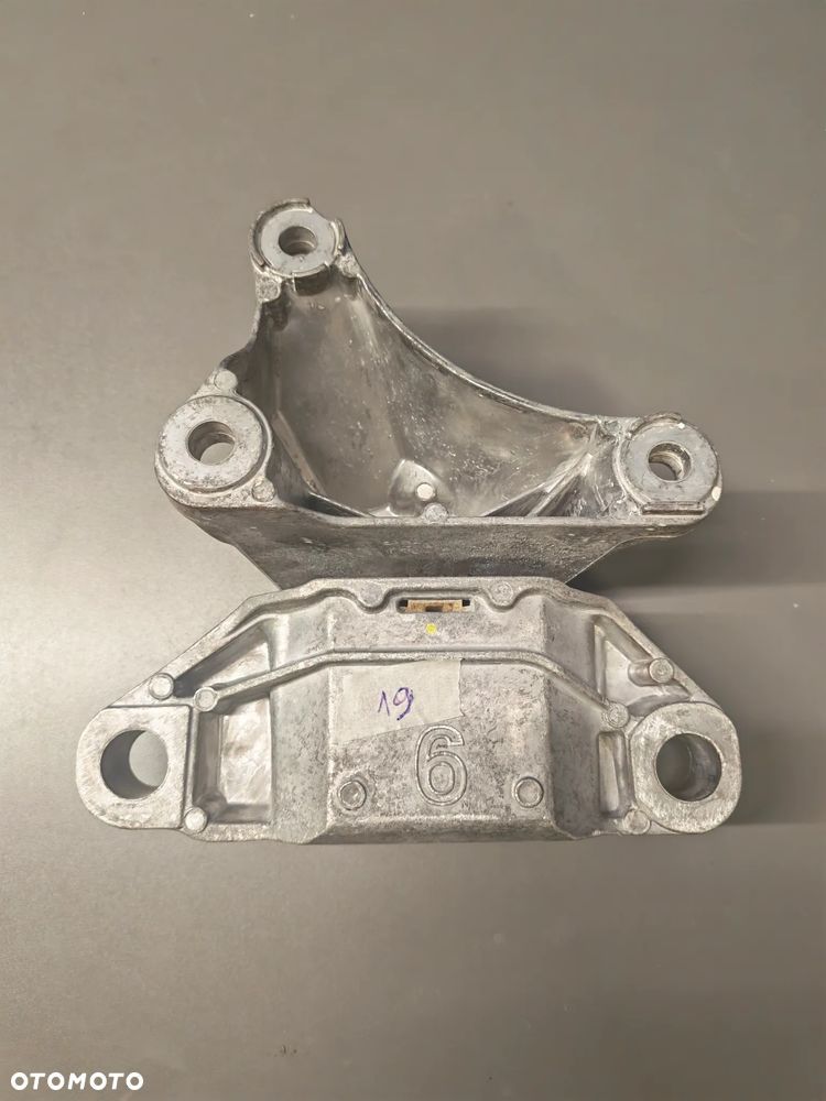 Łapa silnika przód strona Prawa Ford Escape IV 2020r 326G41   LX617M121  LX617M121VA - 2