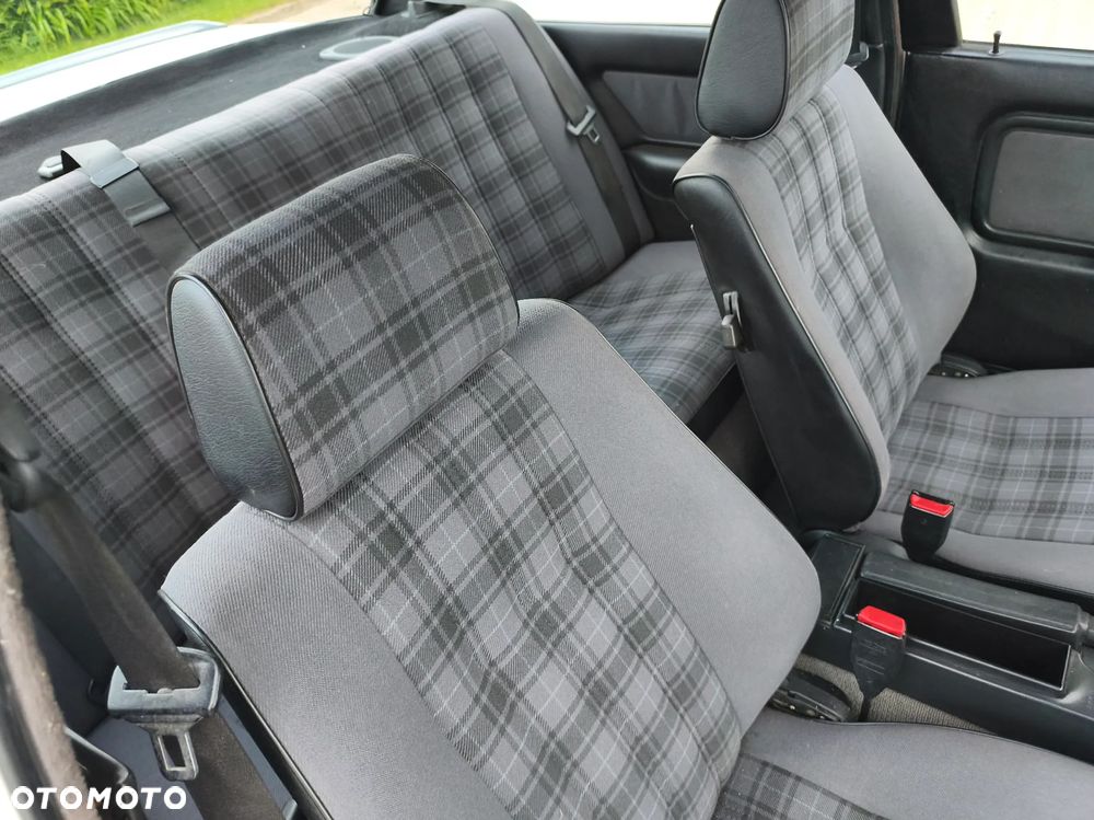 BMW Seria 3 318is - 16