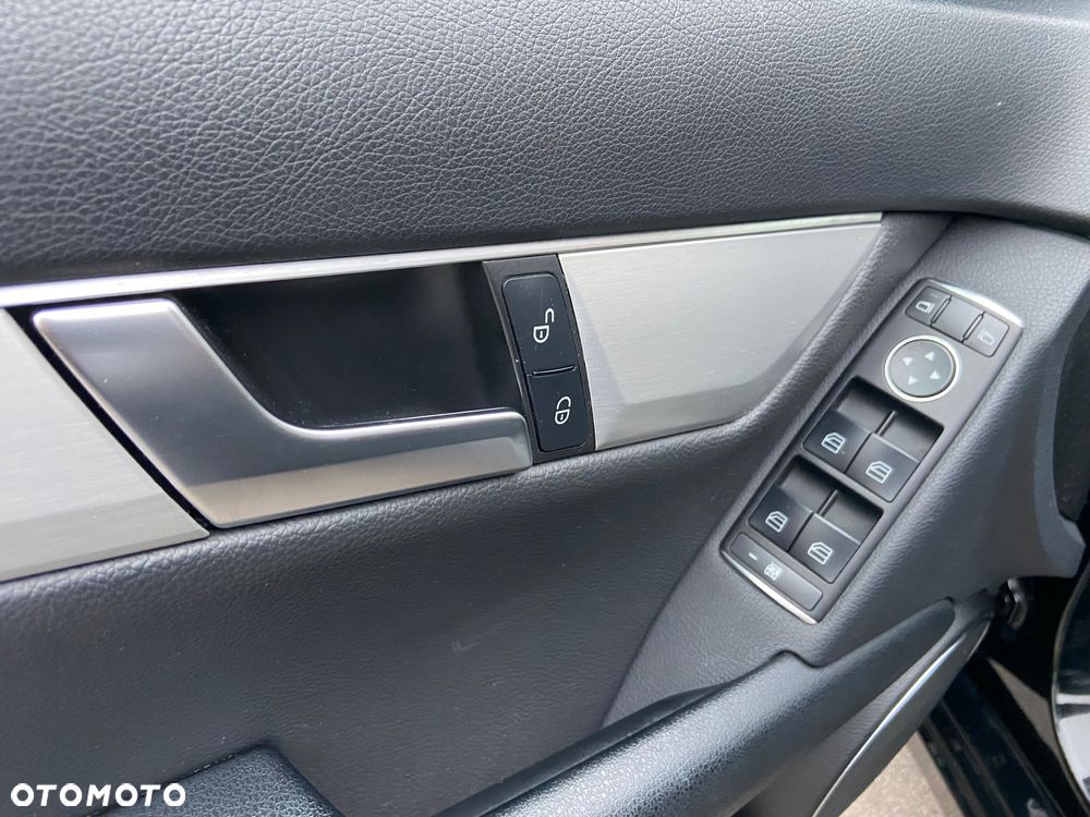 Mercedes-Benz Klasa C 220 CDI DPF BlueEFFICIENCY Avantgarde Edition - 16