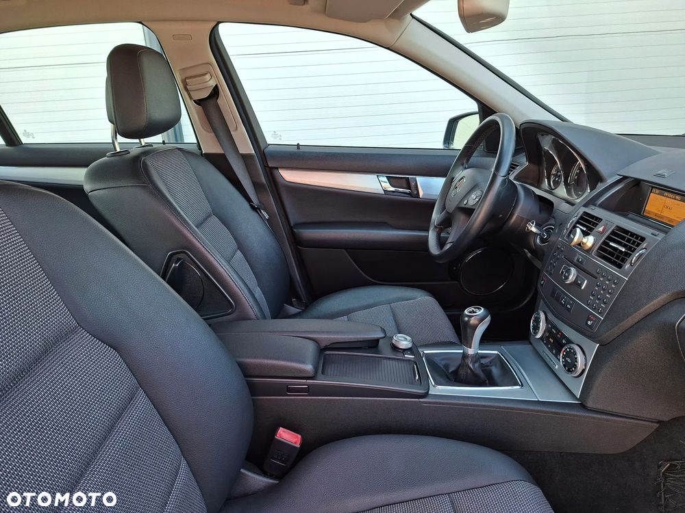 Mercedes-Benz Klasa C 180 CGI BlueEFFICIENCY Avantgarde - 23