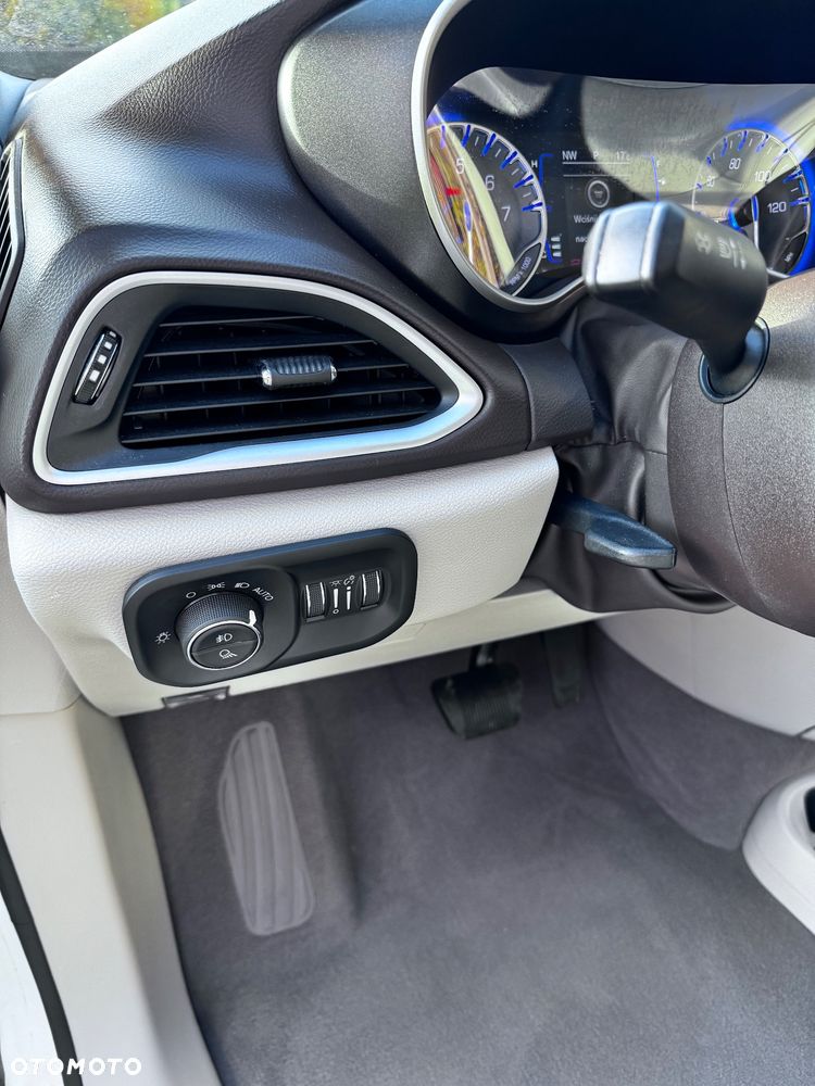 Chrysler Pacifica - 12