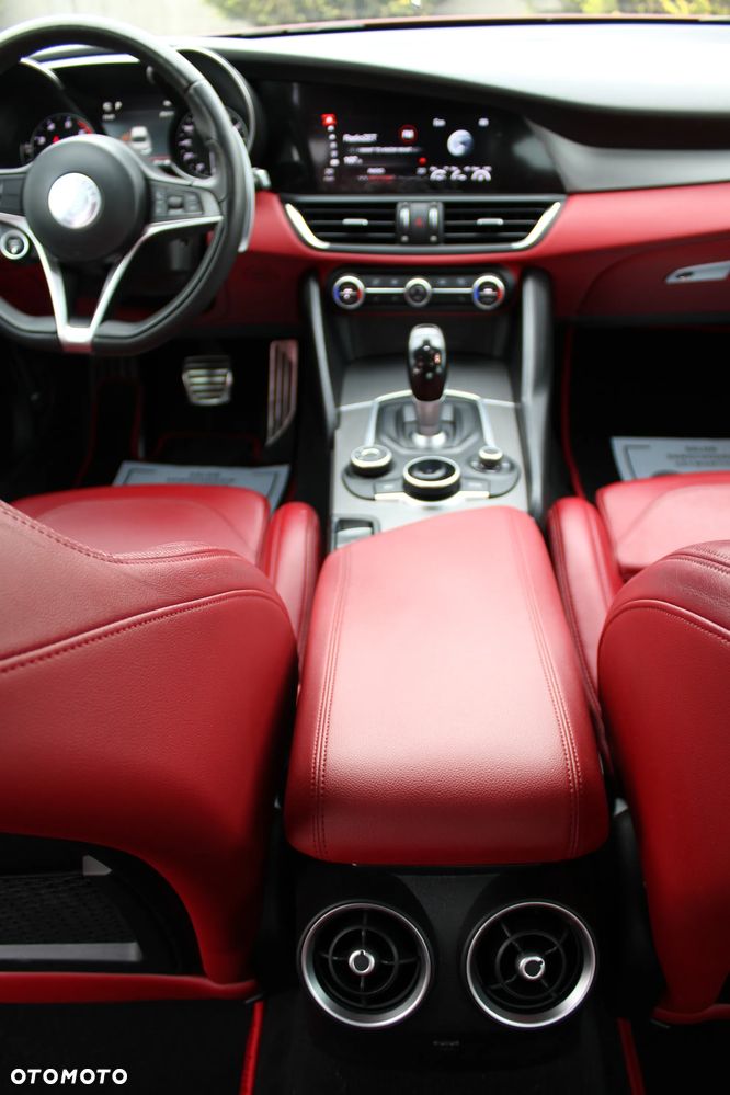 Alfa Romeo Giulia 2.0 Turbo 16V AT8-Q4 Veloce Ti - 28