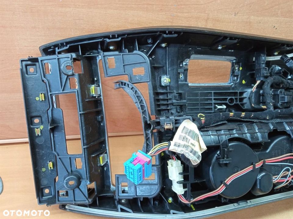 TUNEL ŚRODKOWY AUDI A8 D4 EUROPA - 6