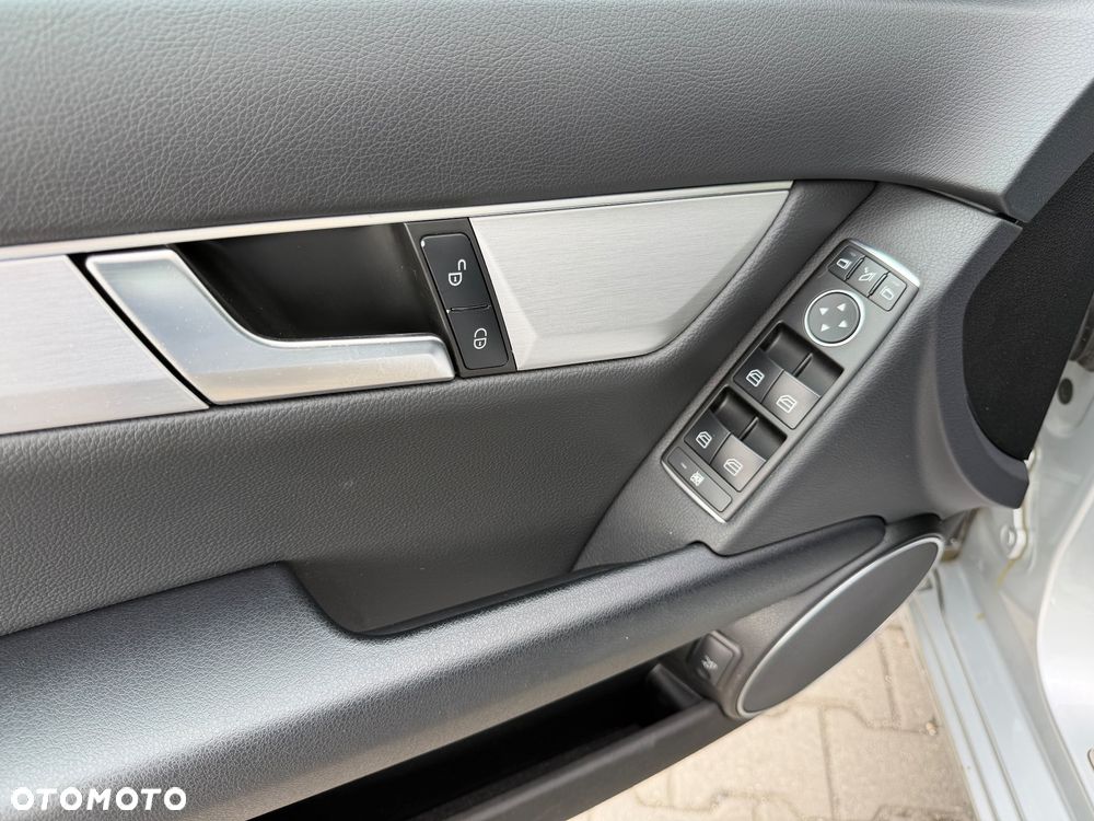 Mercedes-Benz Klasa C 250 CGI Automatik BlueEFFICIENCY Avantgarde - 27