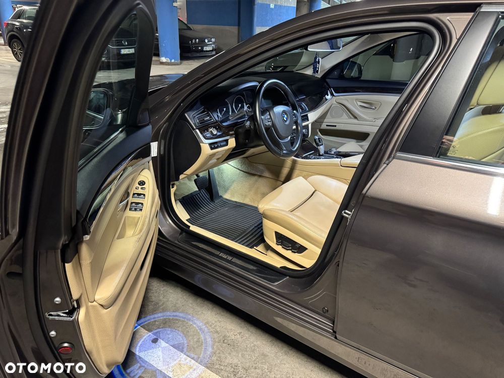 BMW Seria 5 528i xDrive Modern Line - 9