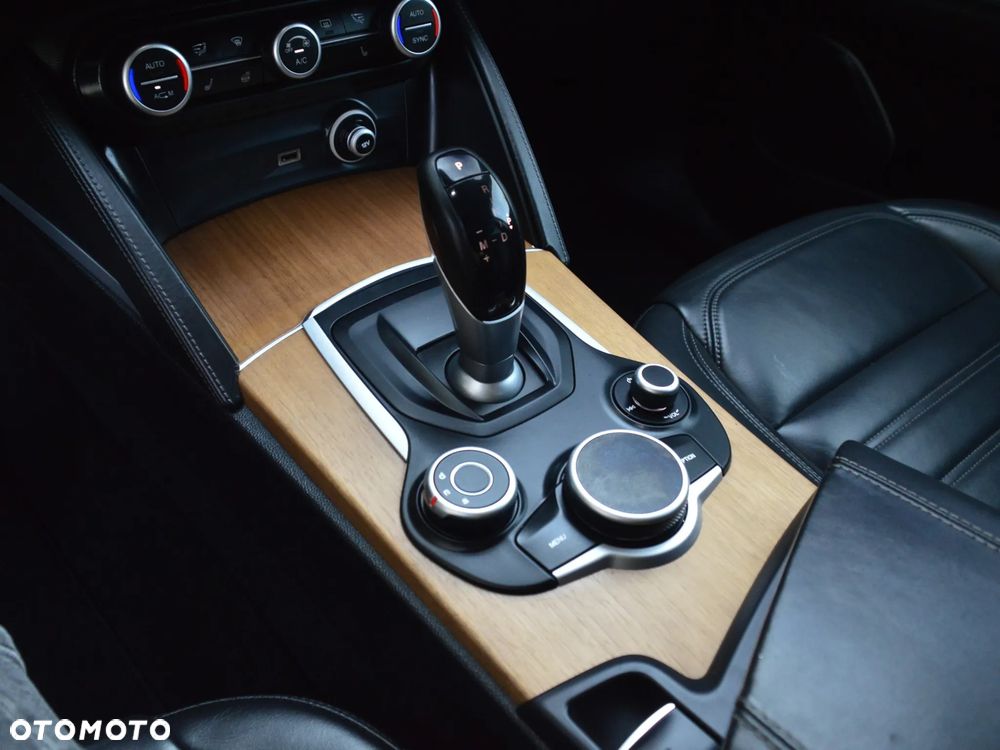 Alfa Romeo Stelvio 2.0 Turbo 16V AT8-Q4 Lusso Ti - 3