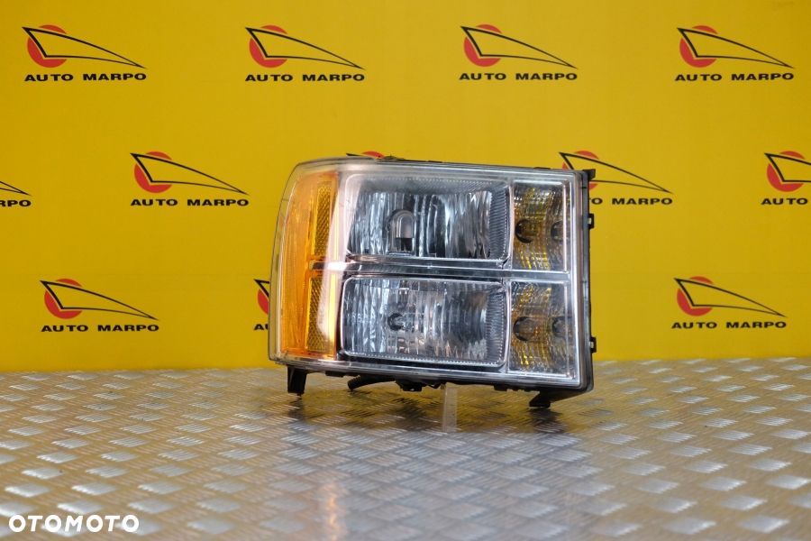 GMC SIERRA 1500 2007- REFLEKTOR LAMPA ZWYKŁA R USA - 2
