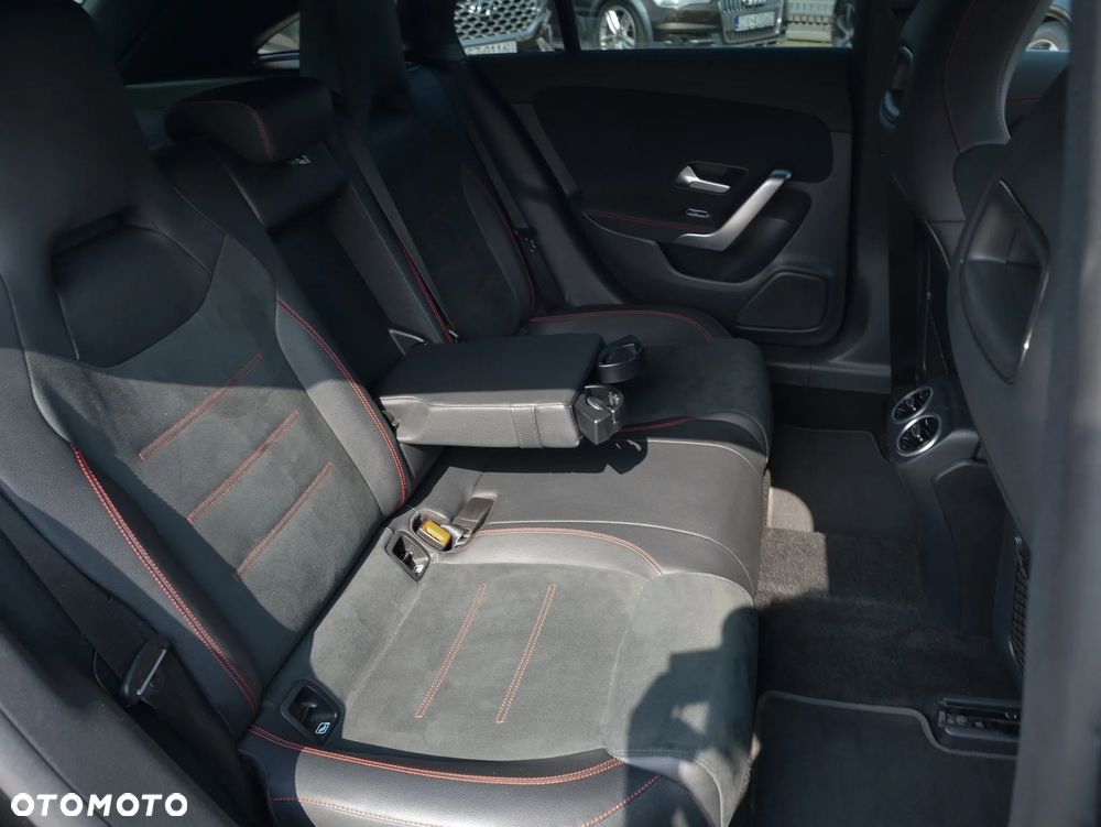 Mercedes-Benz CLA 180 7G-DCT AMG Line - 24